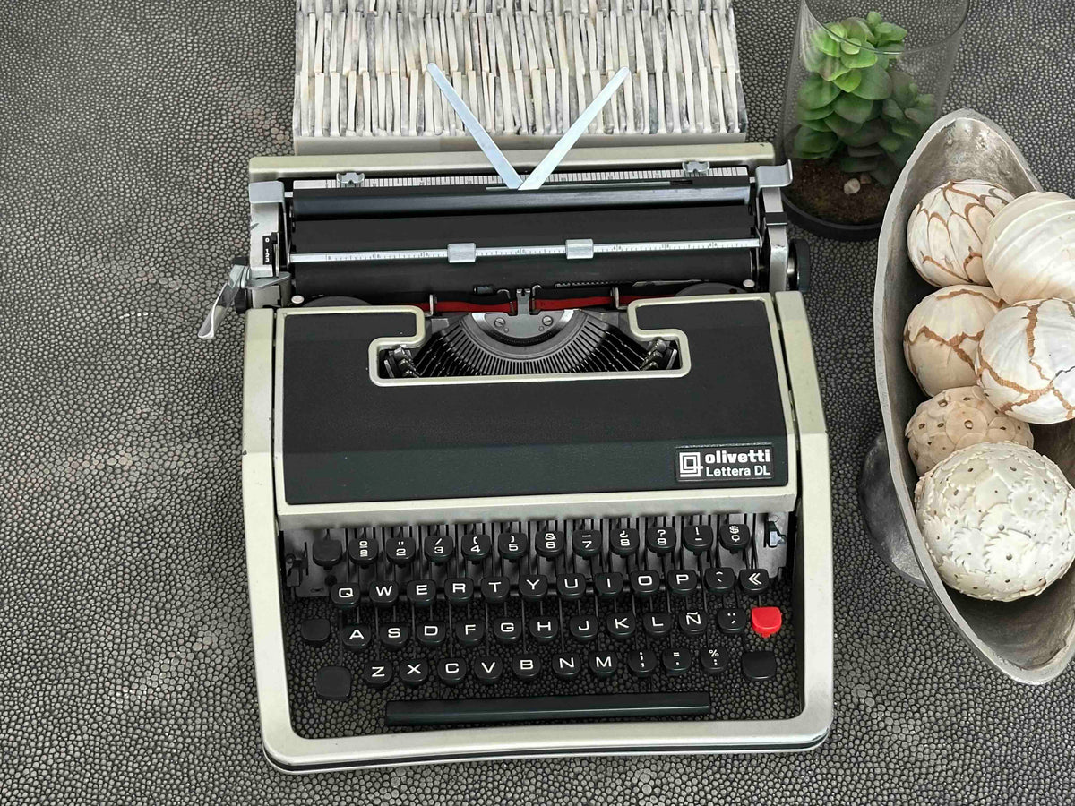 Olivetti Lettera DL Typewriter with Qwerty Layout, 1972, Made in Spain, Fully Functional
