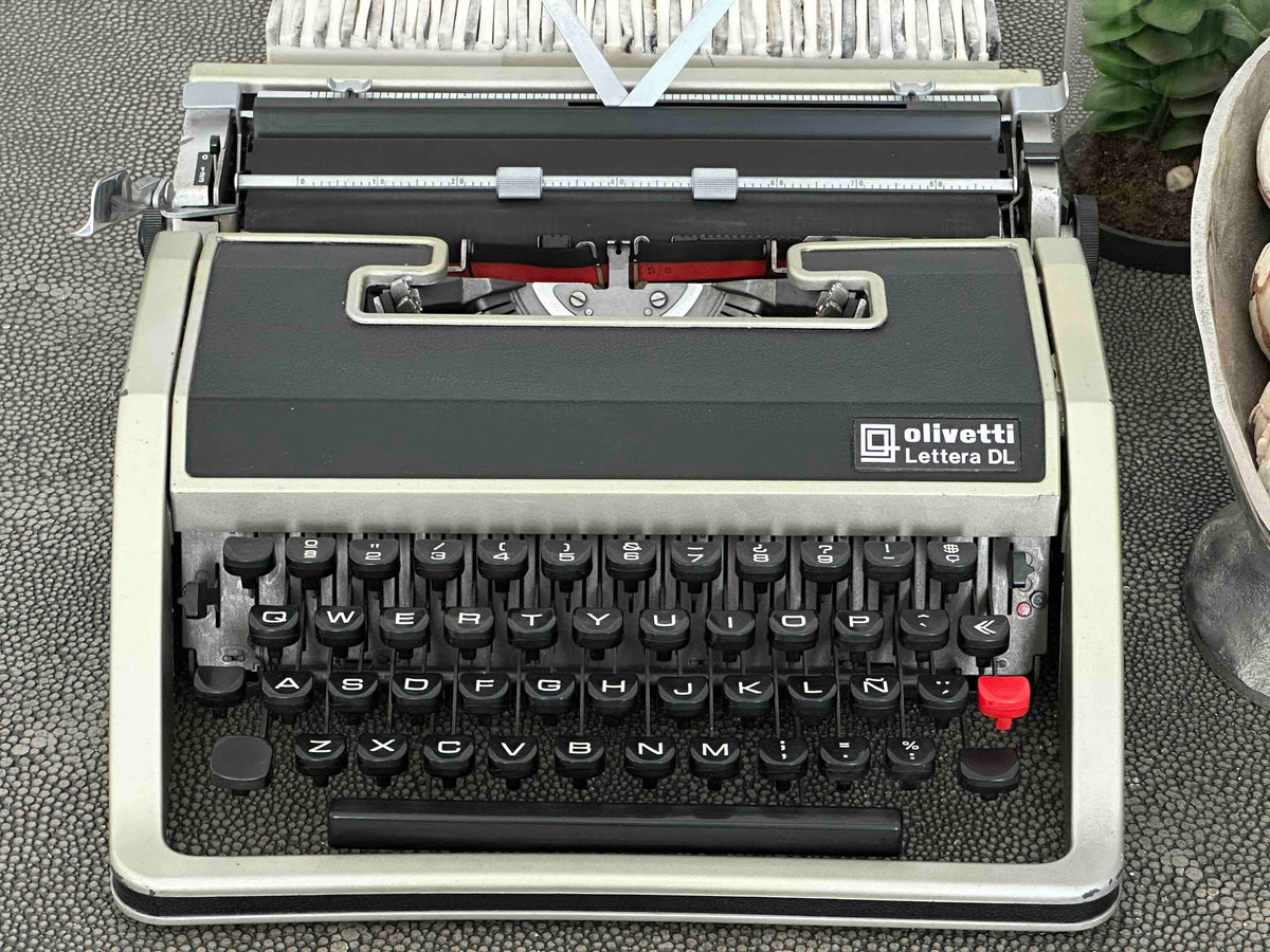 Olivetti Lettera DL Typewriter with Qwerty Layout, 1972, Made in Spain, Fully Functional