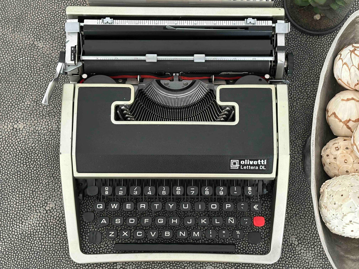 Olivetti Lettera DL Typewriter with Qwerty Layout, 1972, Made in Spain, Fully Functional