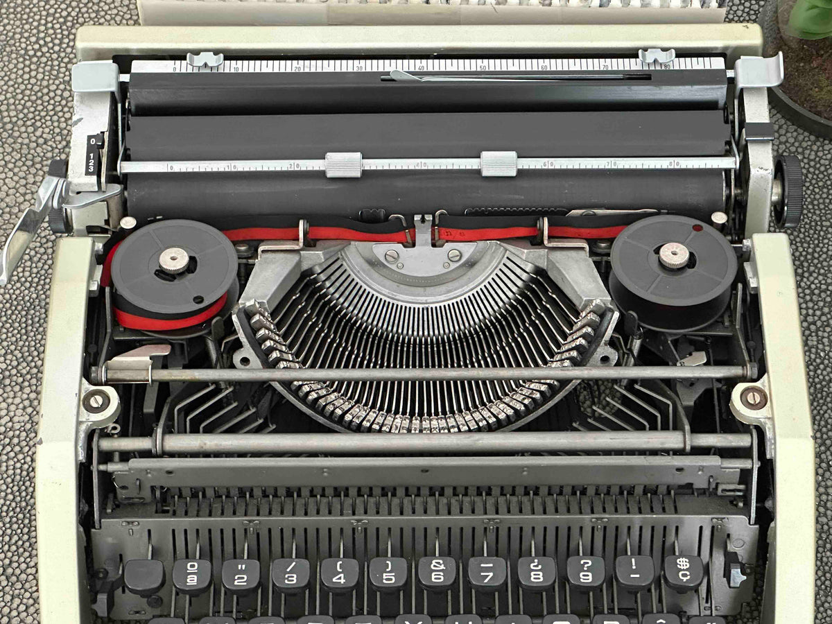Olivetti Lettera DL Typewriter with Qwerty Layout, 1972, Made in Spain, Fully Functional
