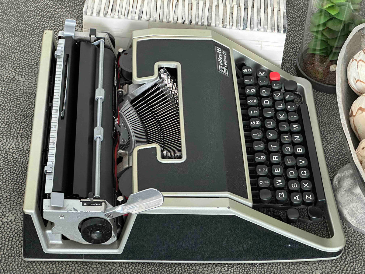Olivetti Lettera DL Typewriter with Qwerty Layout, 1972, Made in Spain, Fully Functional