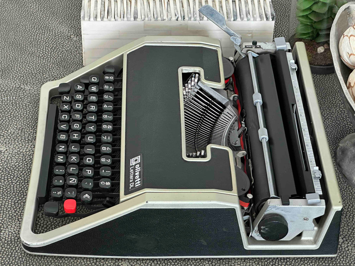 Olivetti Lettera DL Typewriter with Qwerty Layout, 1972, Made in Spain, Fully Functional