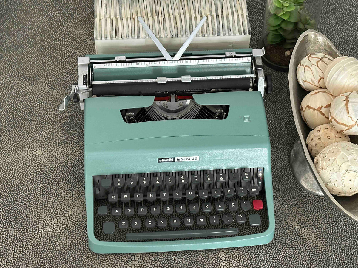 RARE Olivetti Lettera 32 Typewriter with Sans Serif Cubic Font and Qwerty Layout, 1972, Fully Functional