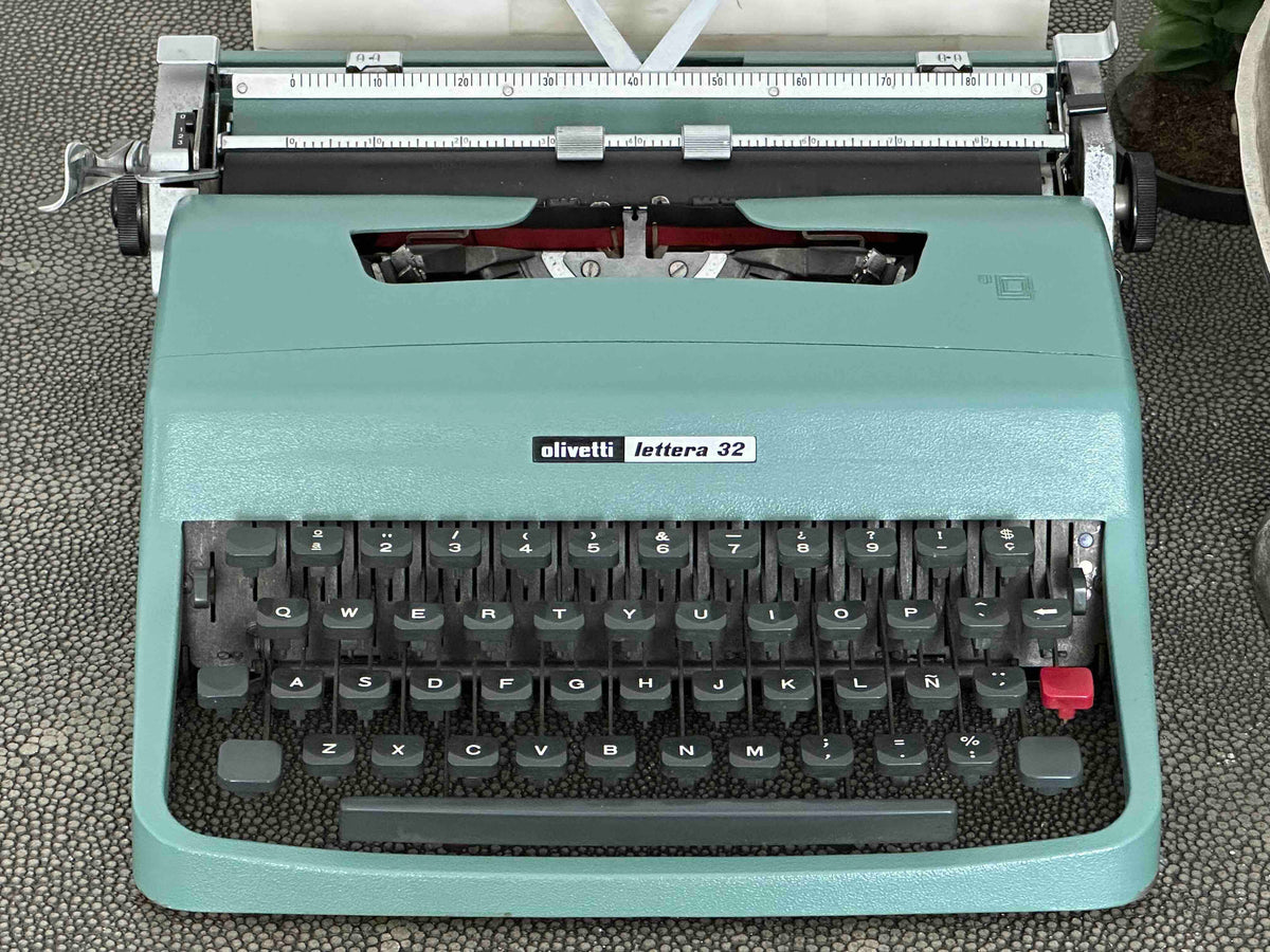 RARE Olivetti Lettera 32 Typewriter with Sans Serif Cubic Font and Qwerty Layout, 1972, Fully Functional