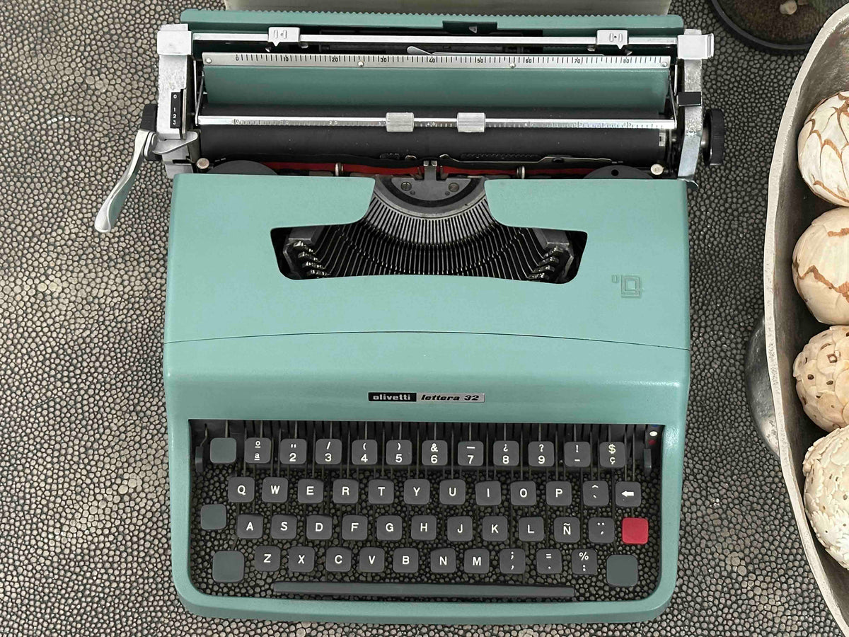 RARE Olivetti Lettera 32 Typewriter with Sans Serif Cubic Font and Qwerty Layout, 1972, Fully Functional
