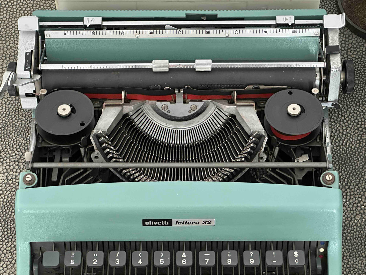 RARE Olivetti Lettera 32 Typewriter with Sans Serif Cubic Font and Qwerty Layout, 1972, Fully Functional