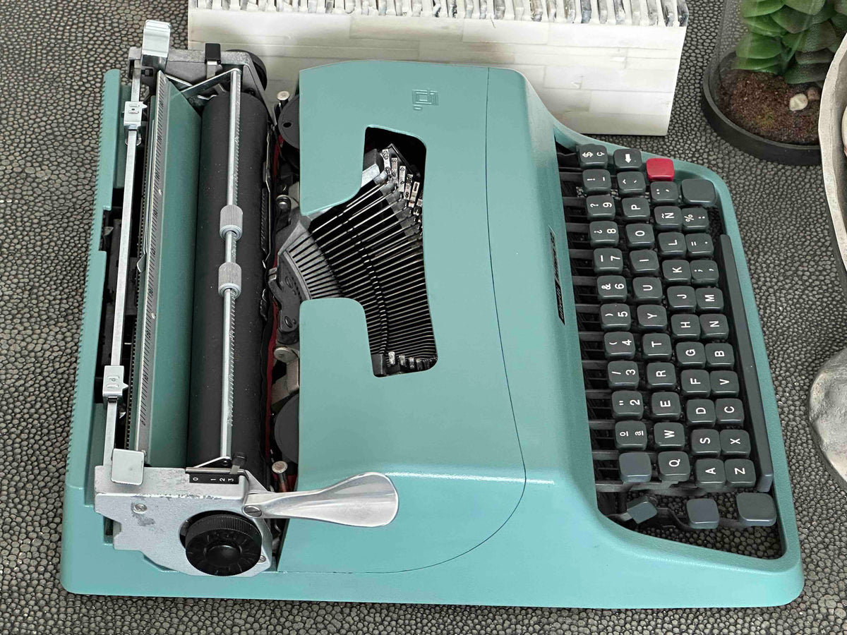 RARE Olivetti Lettera 32 Typewriter with Sans Serif Cubic Font and Qwerty Layout, 1972, Fully Functional