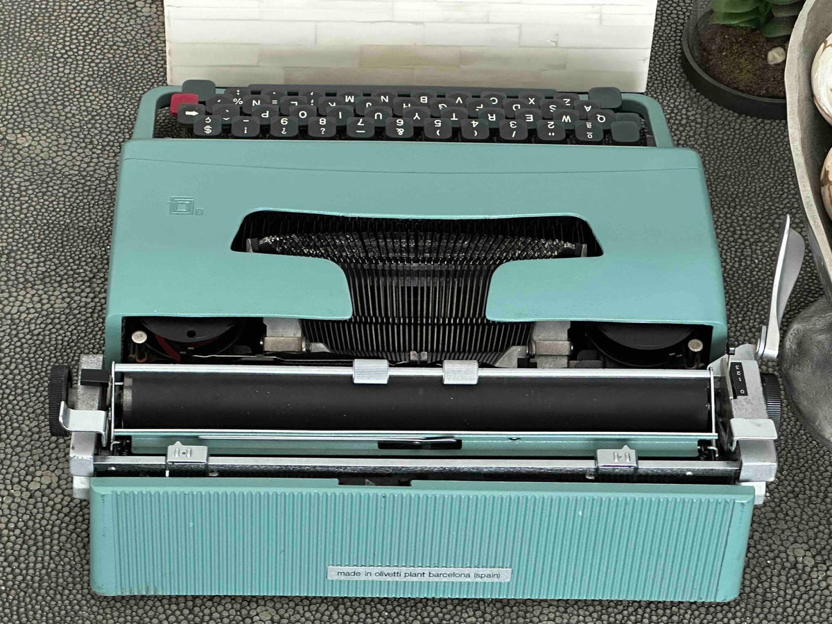 RARE Olivetti Lettera 32 Typewriter with Sans Serif Cubic Font and Qwerty Layout, 1972, Fully Functional