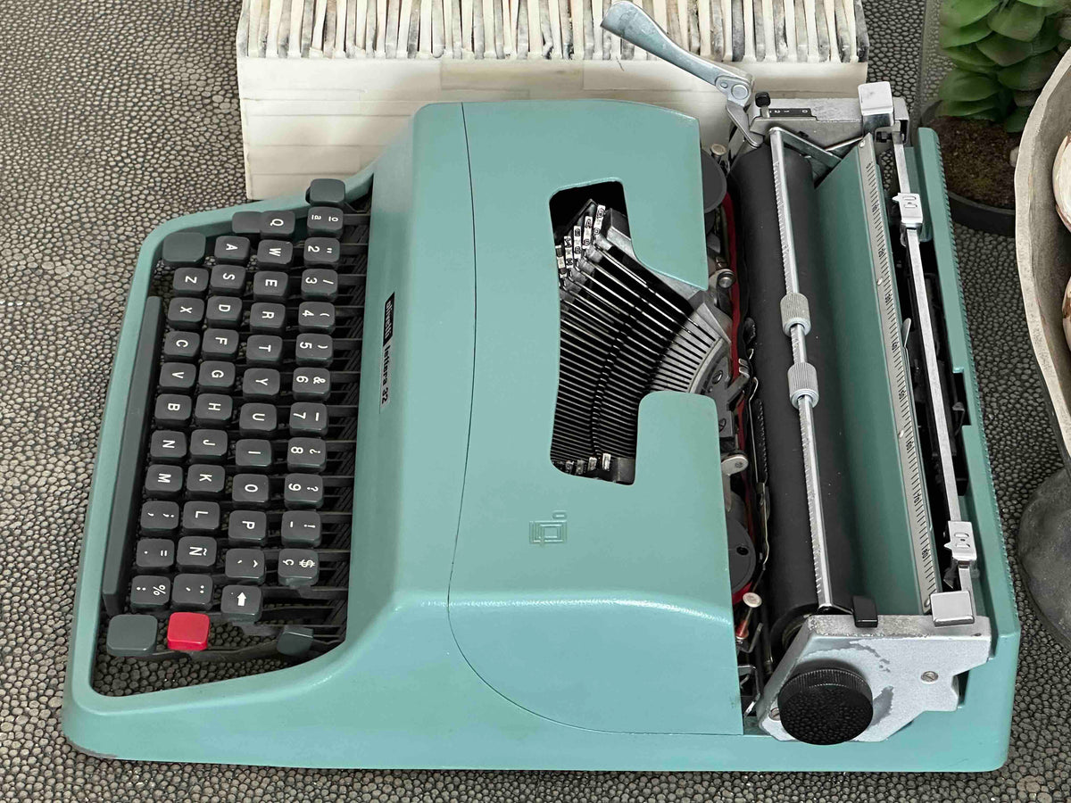 RARE Olivetti Lettera 32 Typewriter with Sans Serif Cubic Font and Qwerty Layout, 1972, Fully Functional