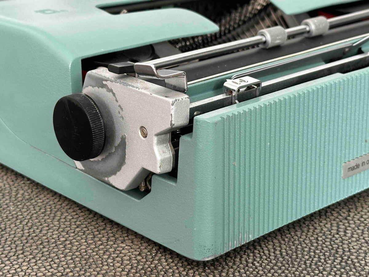RARE Olivetti Lettera 32 Typewriter with Sans Serif Cubic Font and Qwerty Layout, 1972, Fully Functional