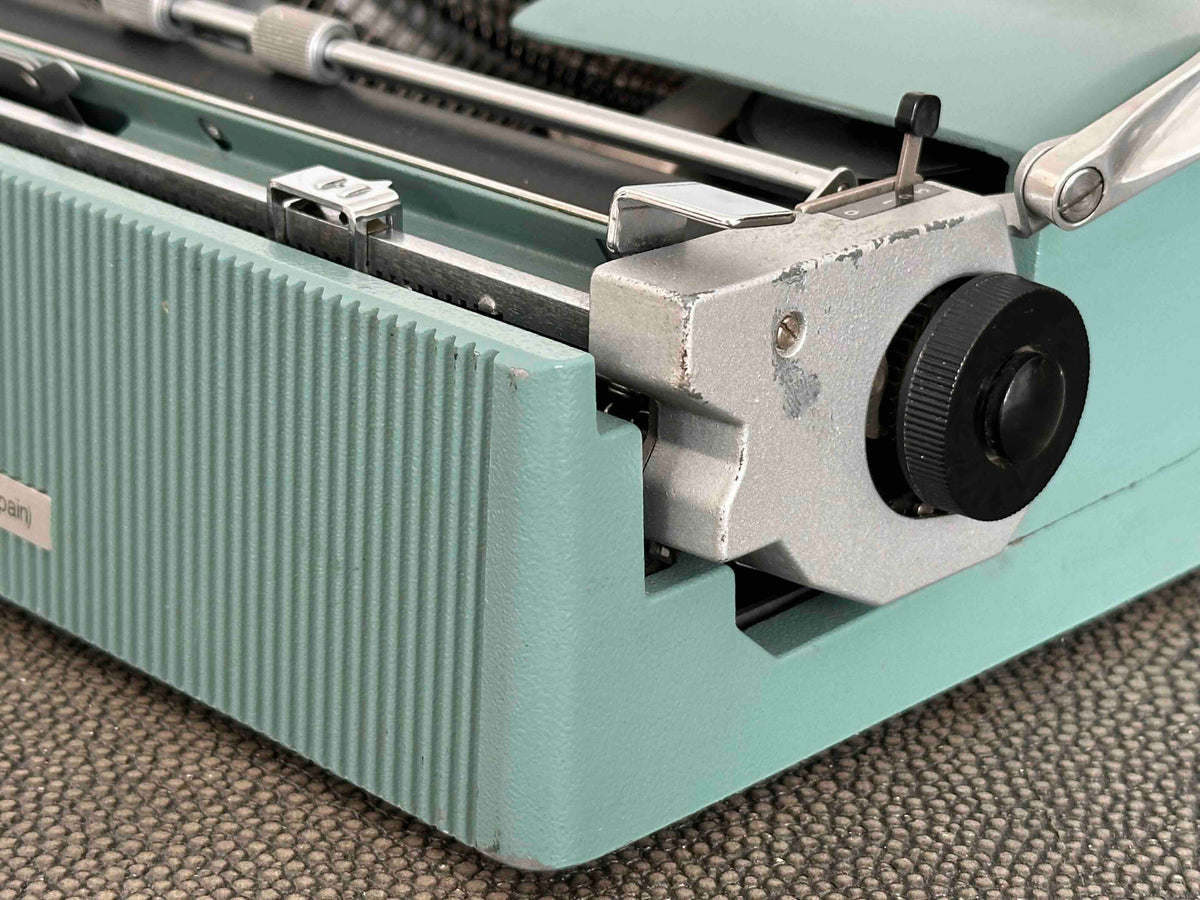 RARE Olivetti Lettera 32 Typewriter with Sans Serif Cubic Font and Qwerty Layout, 1972, Fully Functional