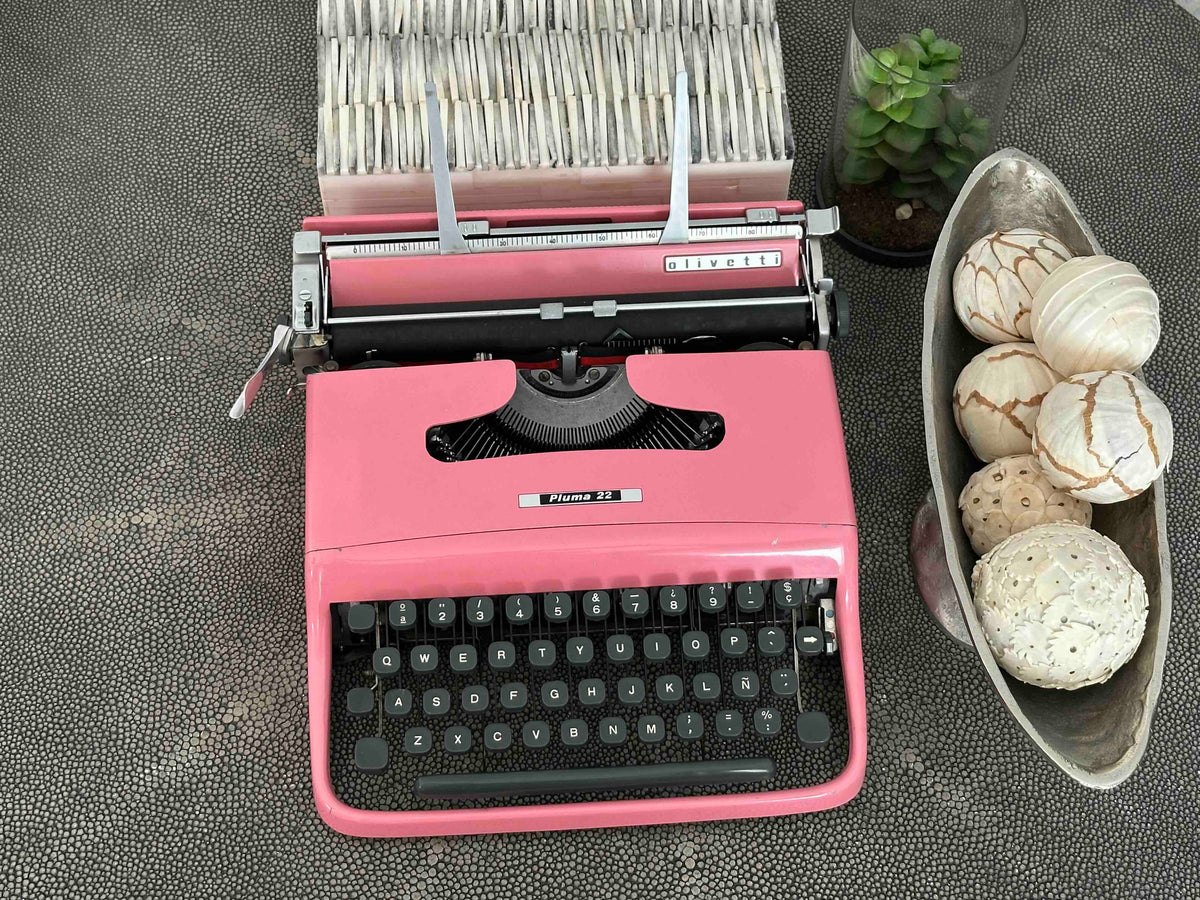 RARE Olivetti Pluma 22 / Lettera 22 in Original Pink, Qwerty, 1960s, Fully Functional