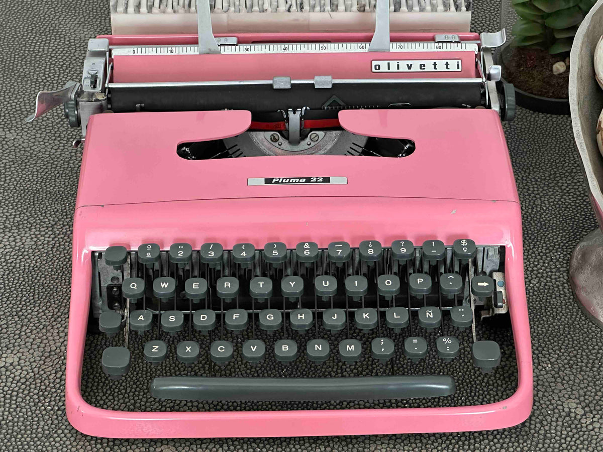 RARE Olivetti Pluma 22 / Lettera 22 in Original Pink, Qwerty, 1960s, Fully Functional