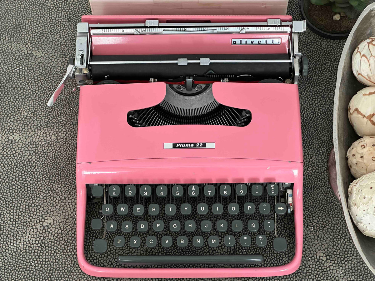 RARE Olivetti Pluma 22 / Lettera 22 in Original Pink, Qwerty, 1960s, Fully Functional
