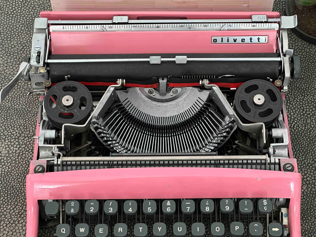 RARE Olivetti Pluma 22 / Lettera 22 in Original Pink, Qwerty, 1960s, Fully Functional