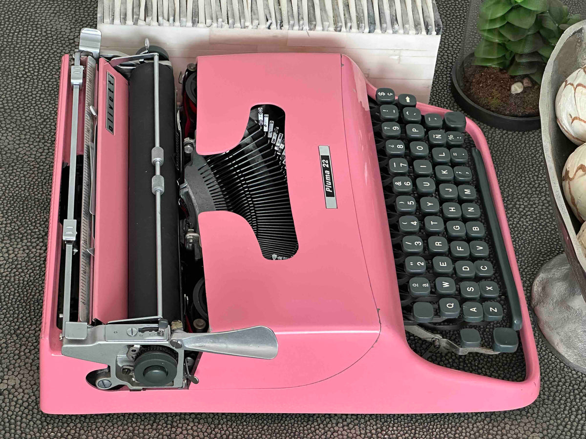 RARE Olivetti Pluma 22 / Lettera 22 in Original Pink, Qwerty, 1960s, Fully Functional