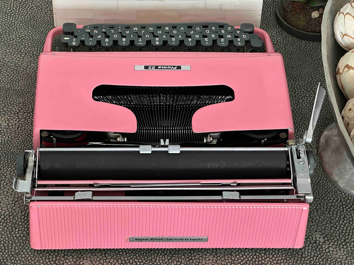 RARE Olivetti Pluma 22 / Lettera 22 in Original Pink, Qwerty, 1960s, Fully Functional