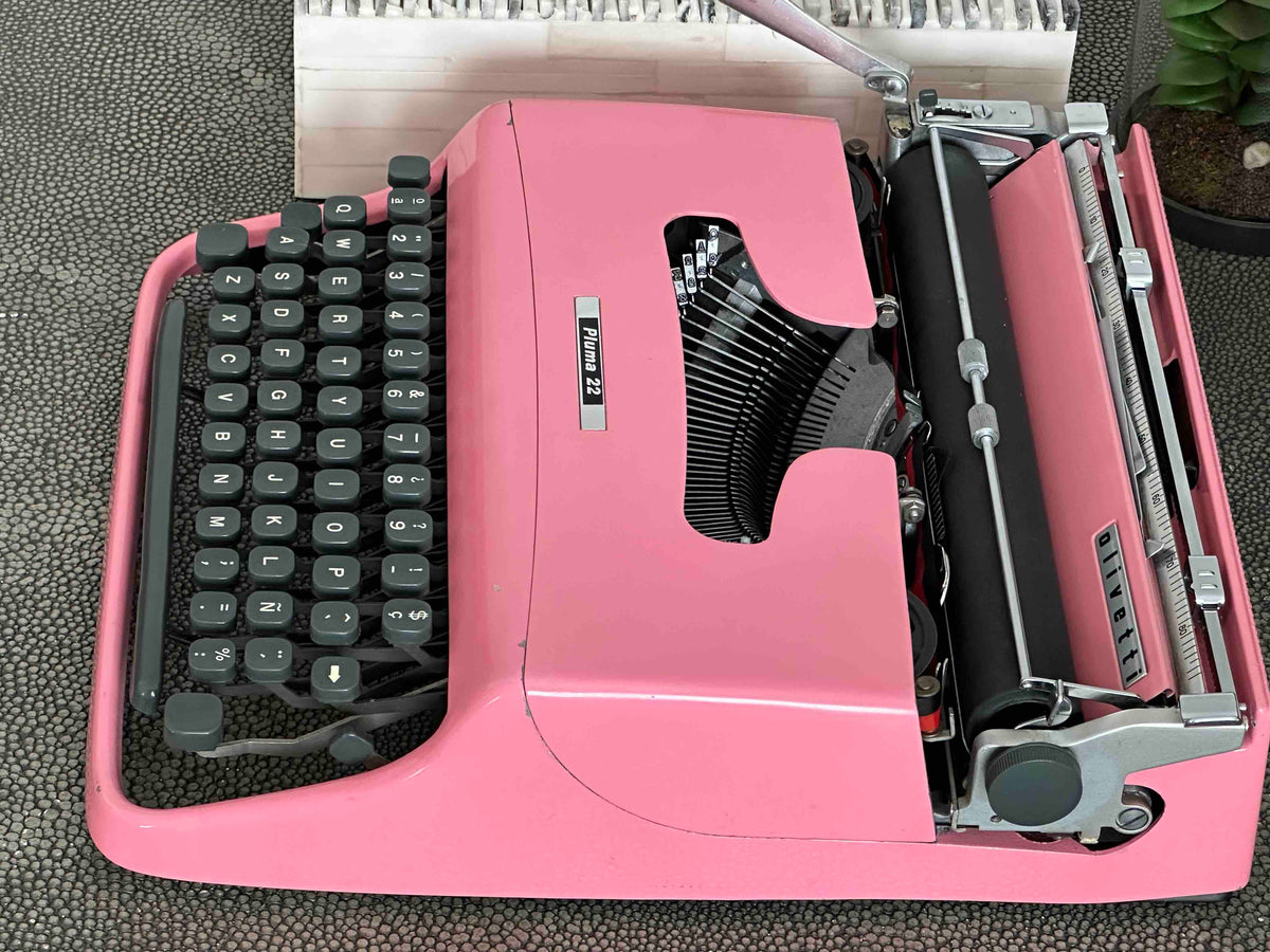 RARE Olivetti Pluma 22 / Lettera 22 in Original Pink, Qwerty, 1960s, Fully Functional