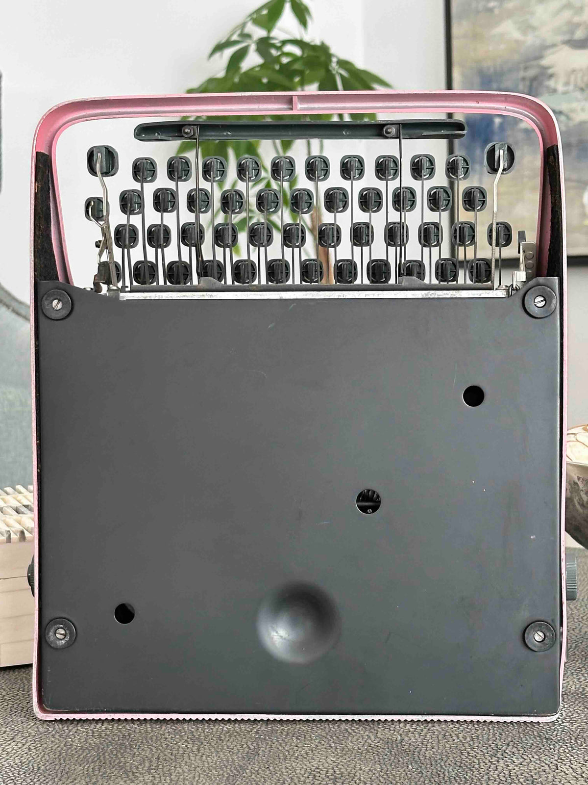 RARE Olivetti Pluma 22 / Lettera 22 in Original Pink, Qwerty, 1960s, Fully Functional