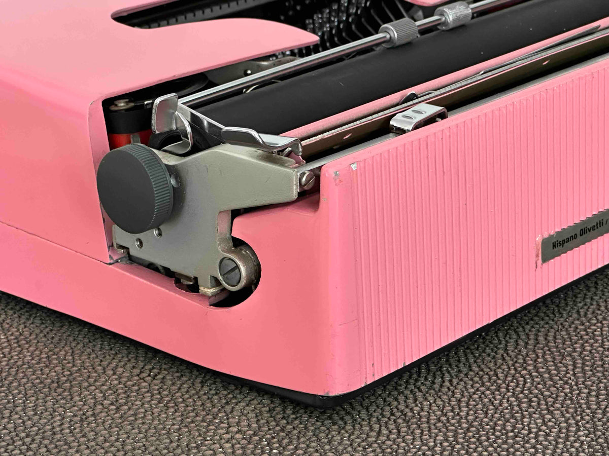 RARE Olivetti Pluma 22 / Lettera 22 in Original Pink, Qwerty, 1960s, Fully Functional