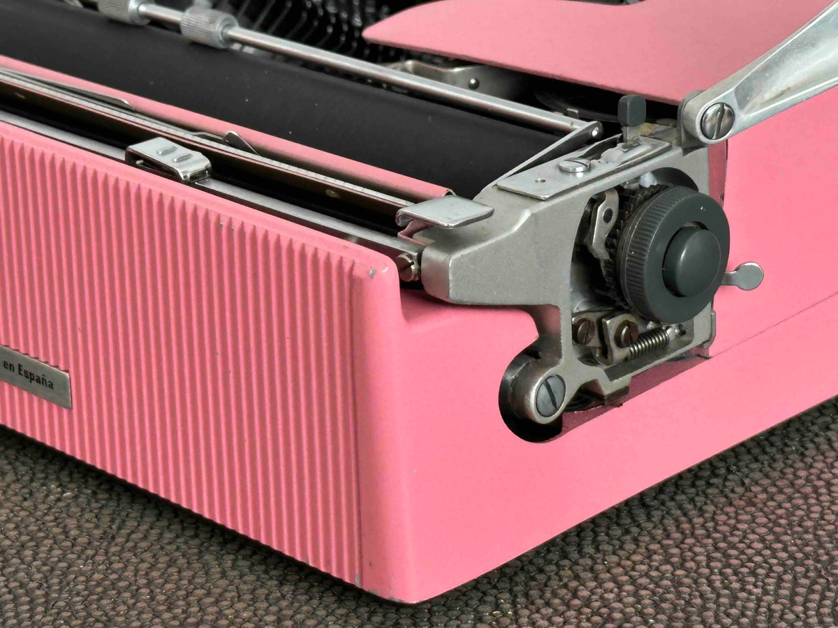 RARE Olivetti Pluma 22 / Lettera 22 in Original Pink, Qwerty, 1960s, Fully Functional
