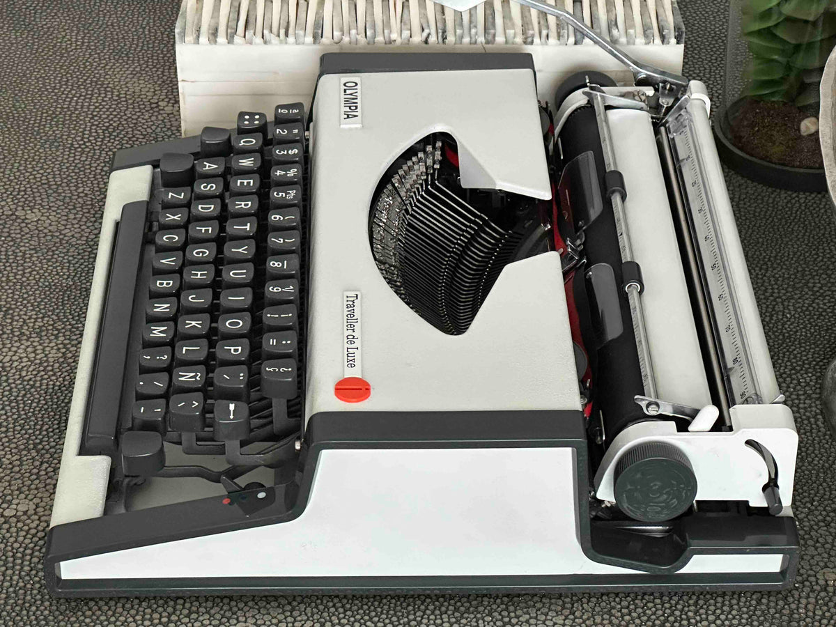 Olympia Traveller de Luxe Portable Typewriter with Qwerty Layout, 1977, Fully Functional