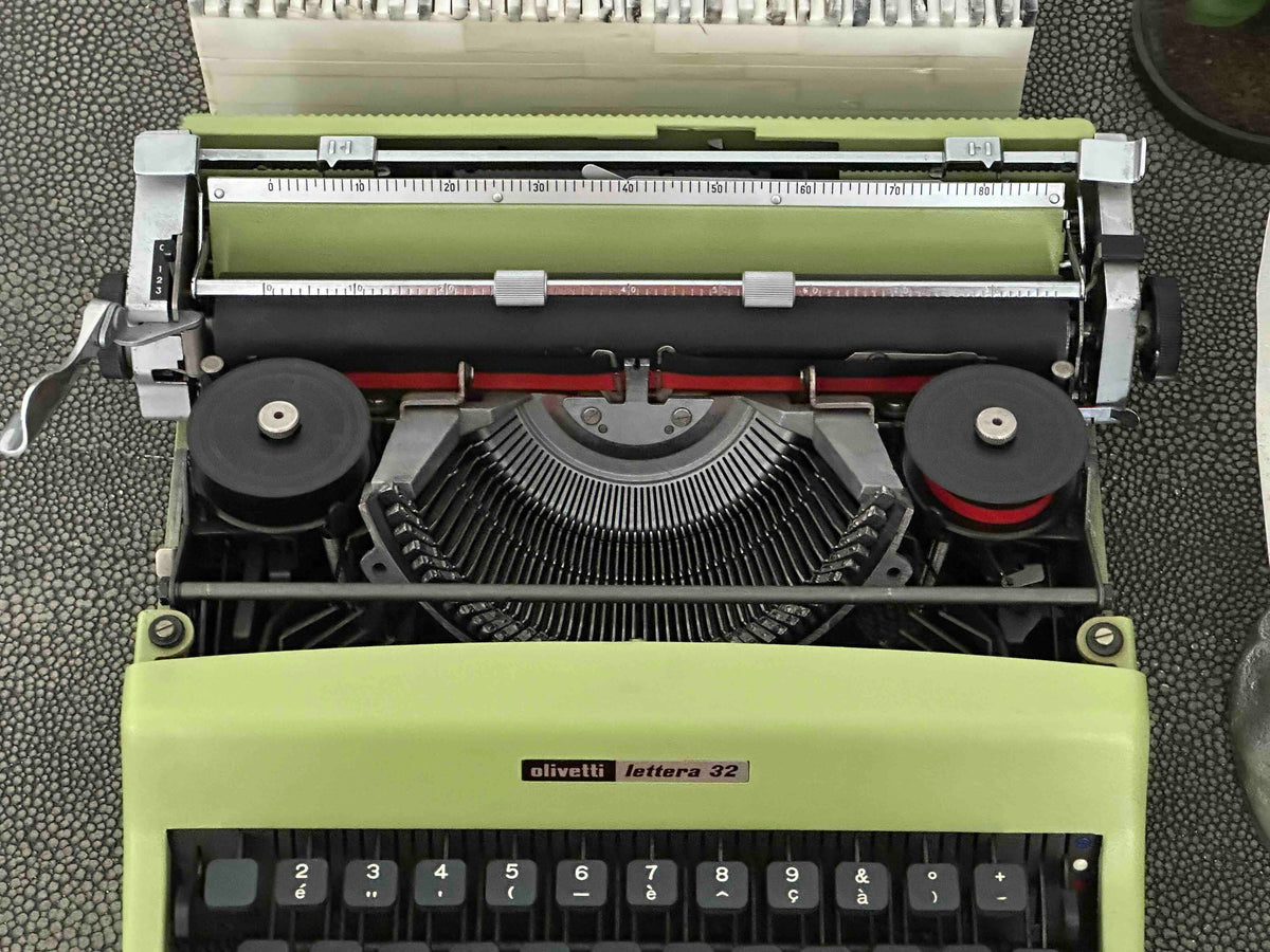 Olivetti Lettera 32 Typewriter in Pistachio Yellow-Green, Qzerty Layout, 1971, Fully Functional