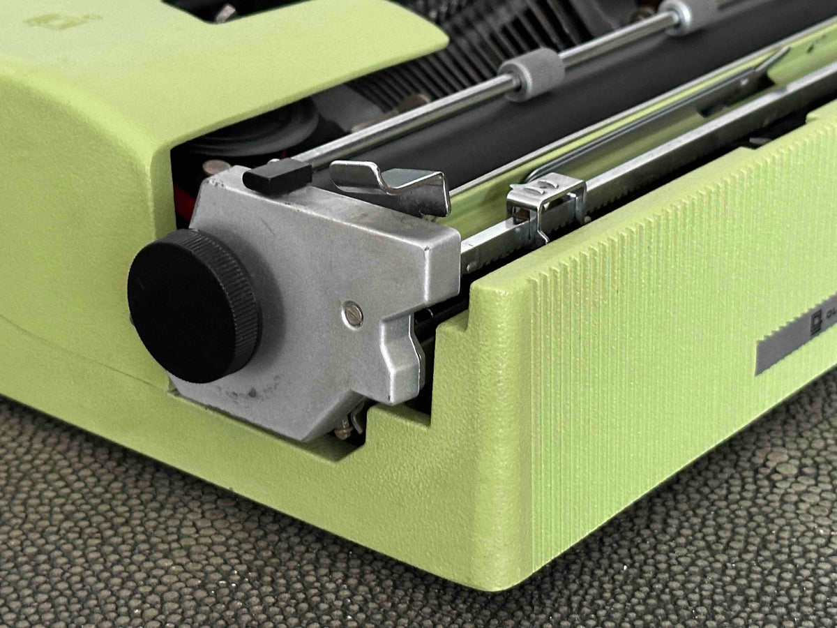Olivetti Lettera 32 Typewriter in Pistachio Yellow-Green, Qzerty Layout, 1971, Fully Functional