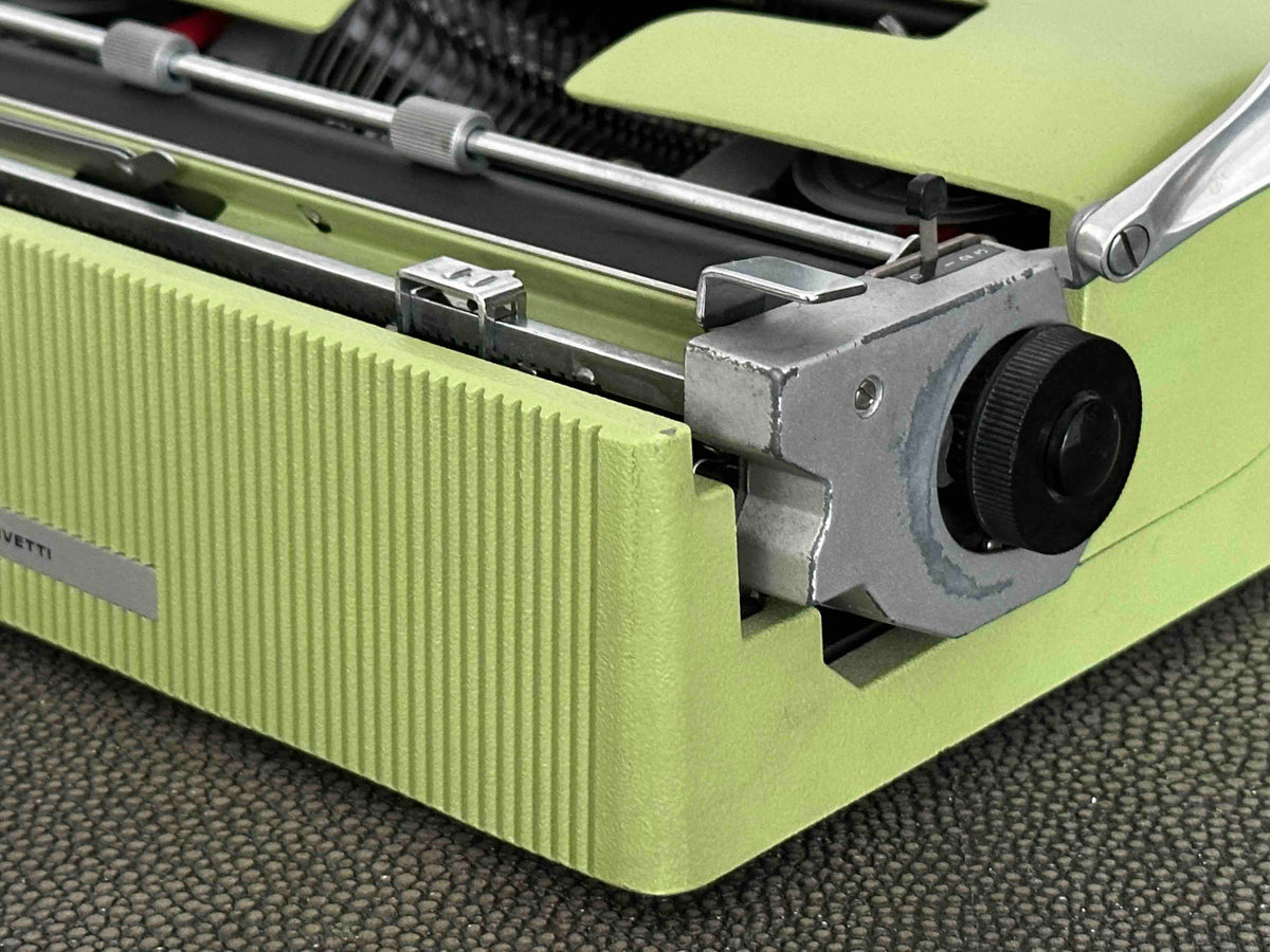 Olivetti Lettera 32 Typewriter in Pistachio Yellow-Green, Qzerty Layout, 1971, Fully Functional