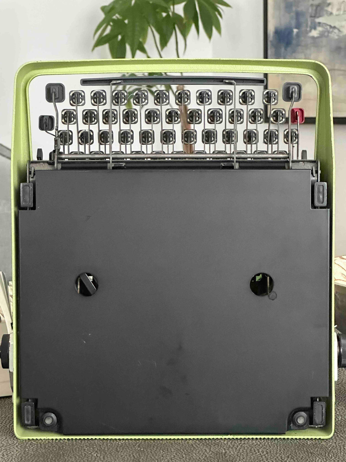 Olivetti Lettera 32 Typewriter in Pistachio Yellow-Green, Qzerty Layout, 1971, Fully Functional