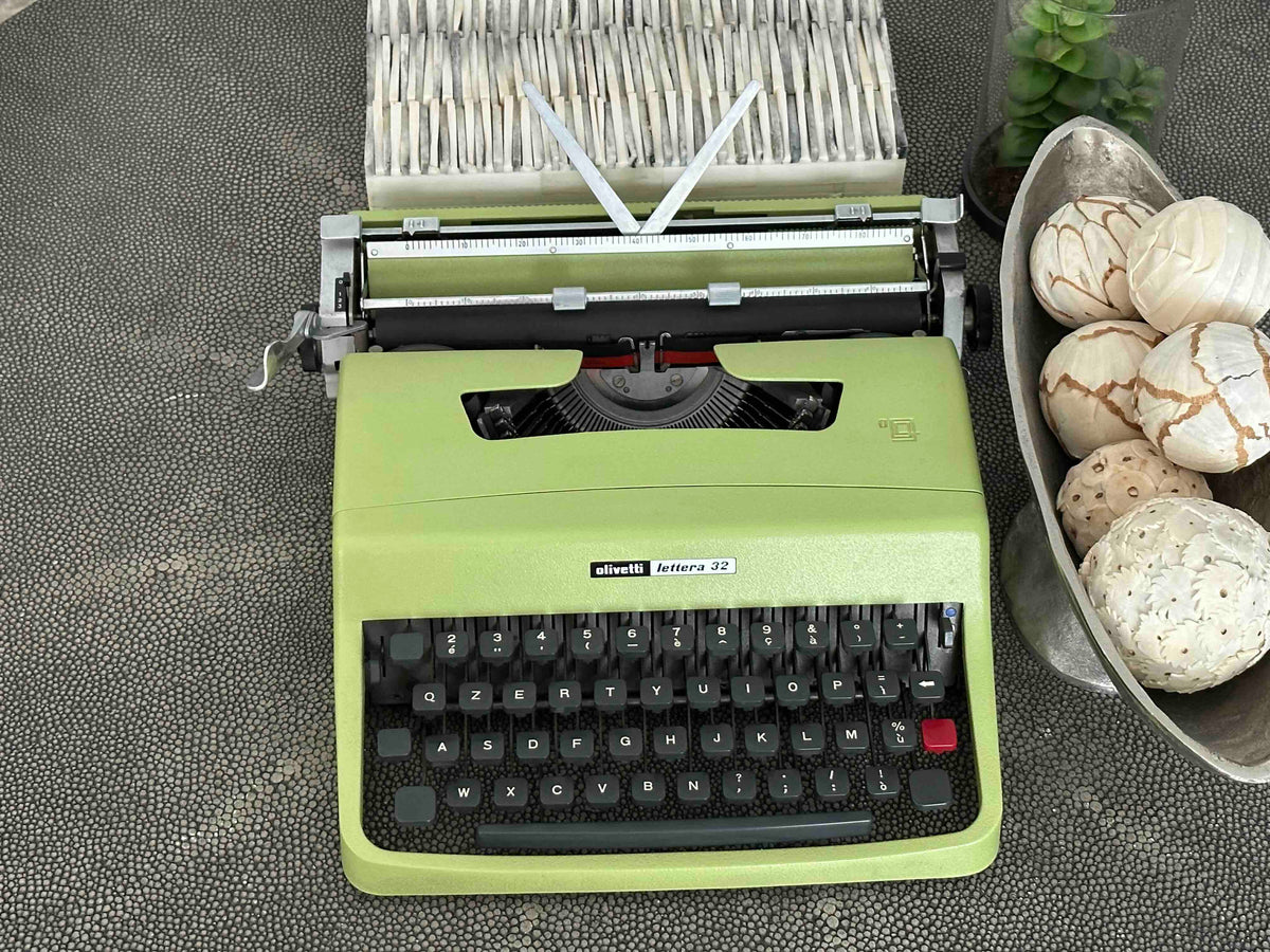 Olivetti Lettera 32 Typewriter in Pistachio Yellow-Green, Qzerty Layout, 1971, Fully Functional