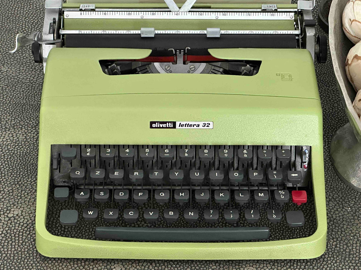 Olivetti Lettera 32 Typewriter in Pistachio Yellow-Green, Qzerty Layout, 1971, Fully Functional