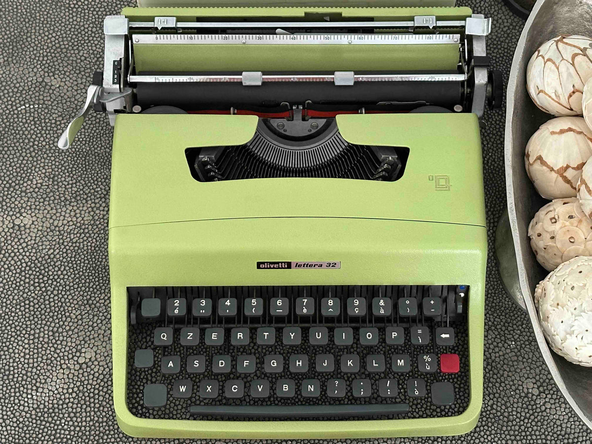 Olivetti Lettera 32 Typewriter in Pistachio Yellow-Green, Qzerty Layout, 1971, Fully Functional