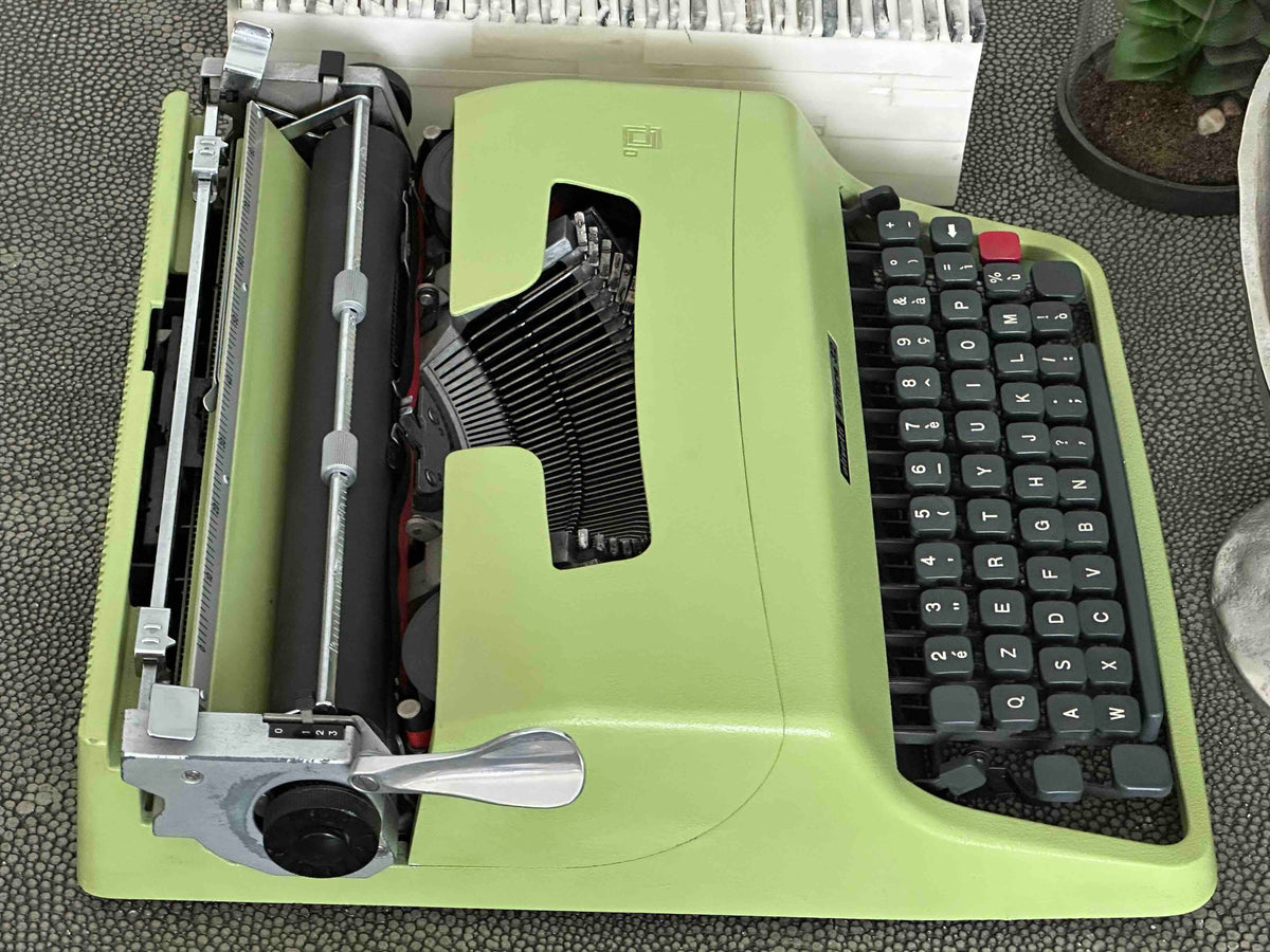 Olivetti Lettera 32 Typewriter in Pistachio Yellow-Green, Qzerty Layout, 1971, Fully Functional