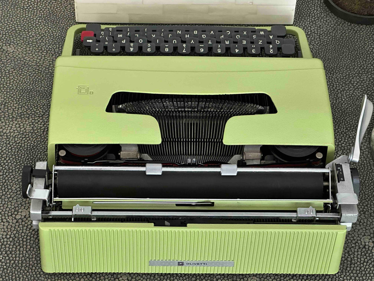 Olivetti Lettera 32 Typewriter in Pistachio Yellow-Green, Qzerty Layout, 1971, Fully Functional