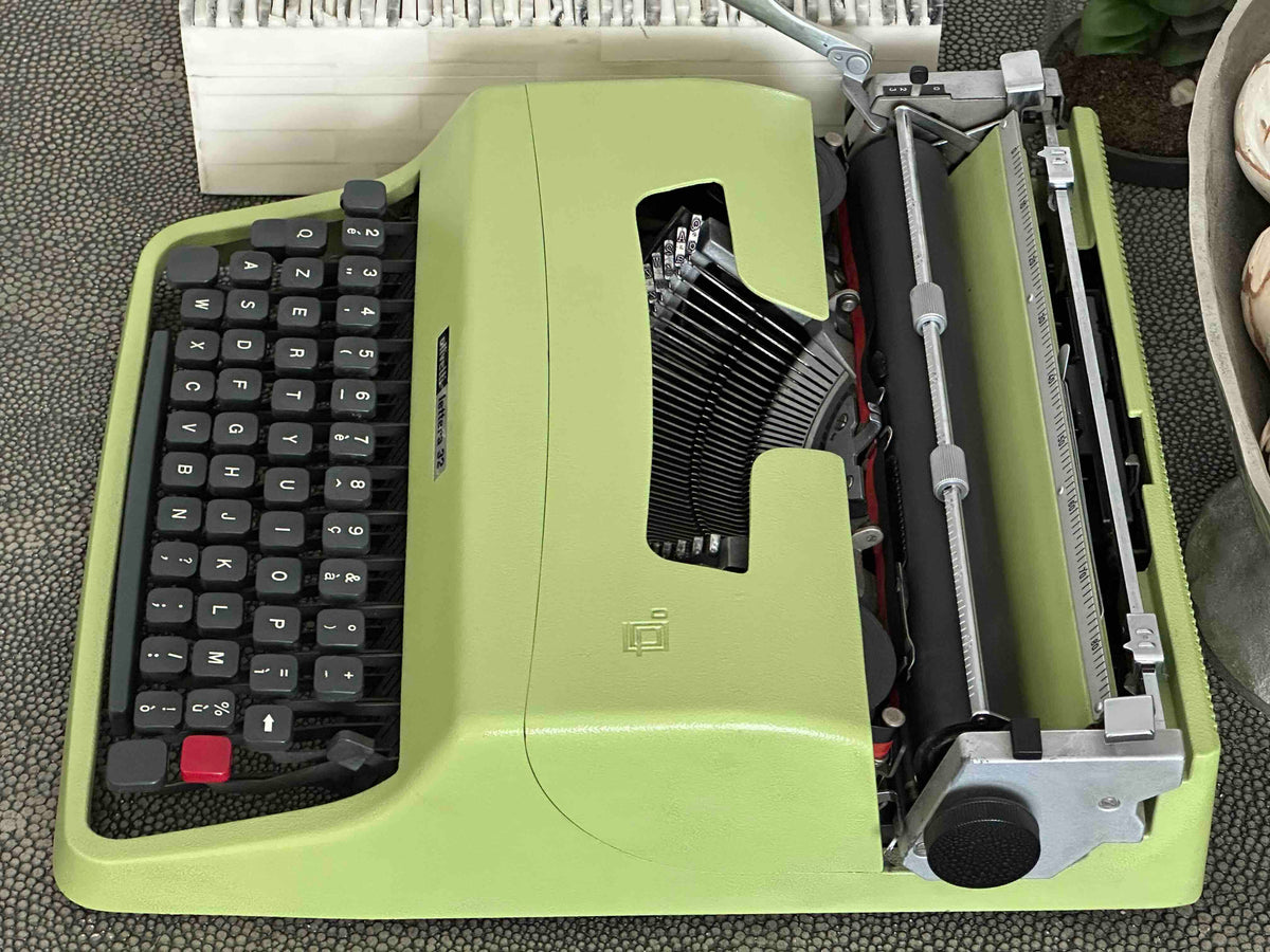 Olivetti Lettera 32 Typewriter in Pistachio Yellow-Green, Qzerty Layout, 1971, Fully Functional