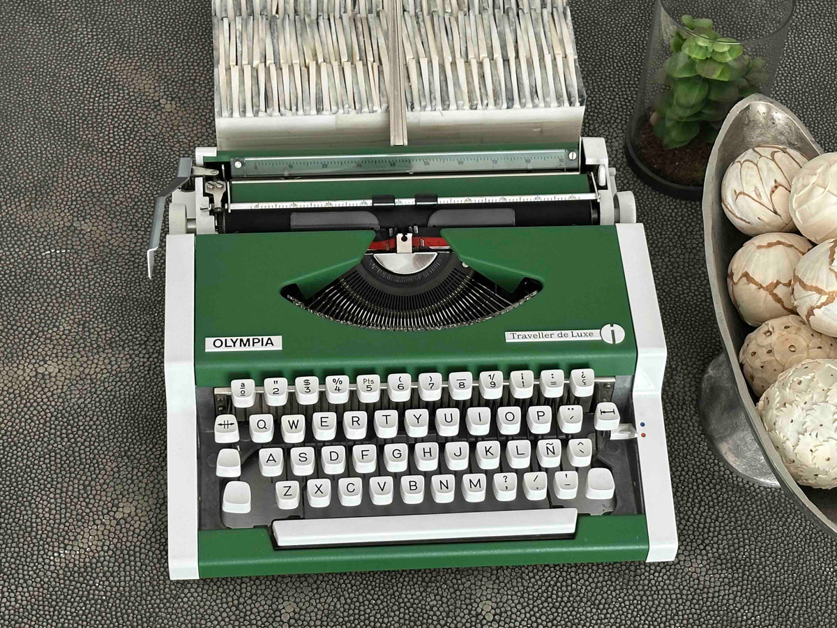 Vintage 1970s Green Olympia Traveller De Luxe Portable Typewriter with QWERTY layout in Excellent Condition, Fully Working