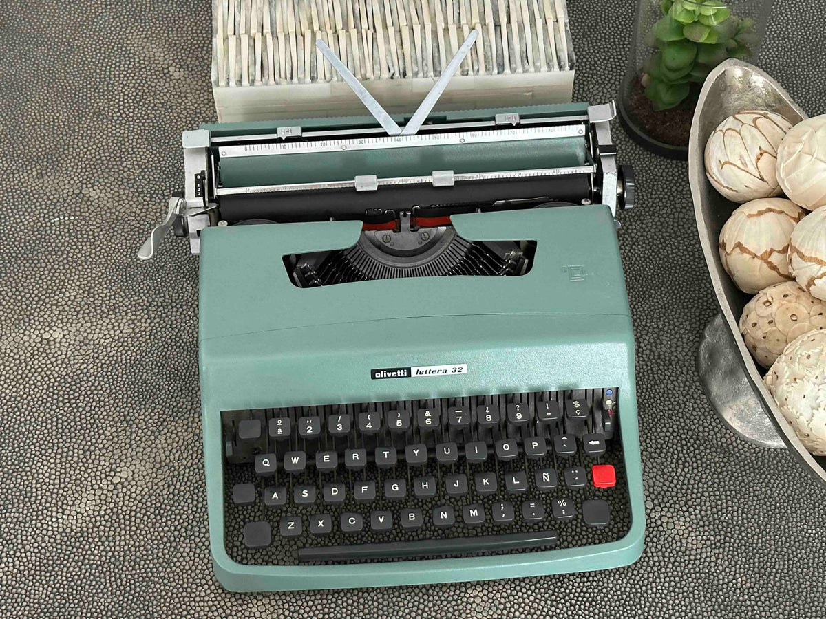 RARE Olivetti Lettera 32 Typewriter with Sans Serif Cubic Font and Qwerty Layout, 1973, Fully Functional