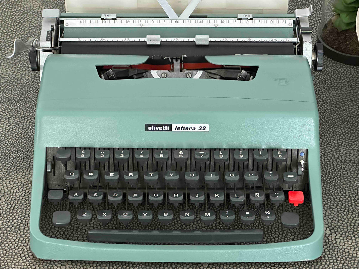 RARE Olivetti Lettera 32 Typewriter with Sans Serif Cubic Font and Qwerty Layout, 1973, Fully Functional