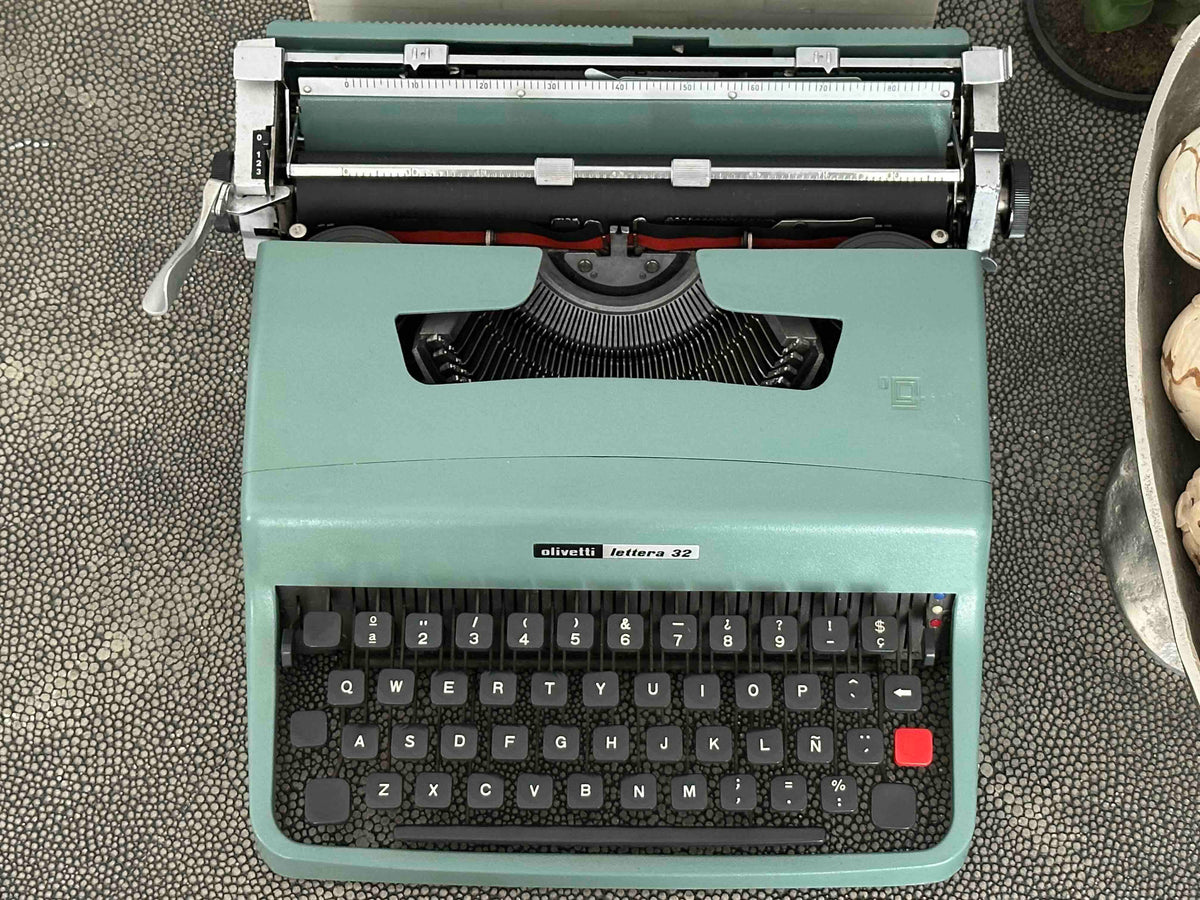 RARE Olivetti Lettera 32 Typewriter with Sans Serif Cubic Font and Qwerty Layout, 1973, Fully Functional