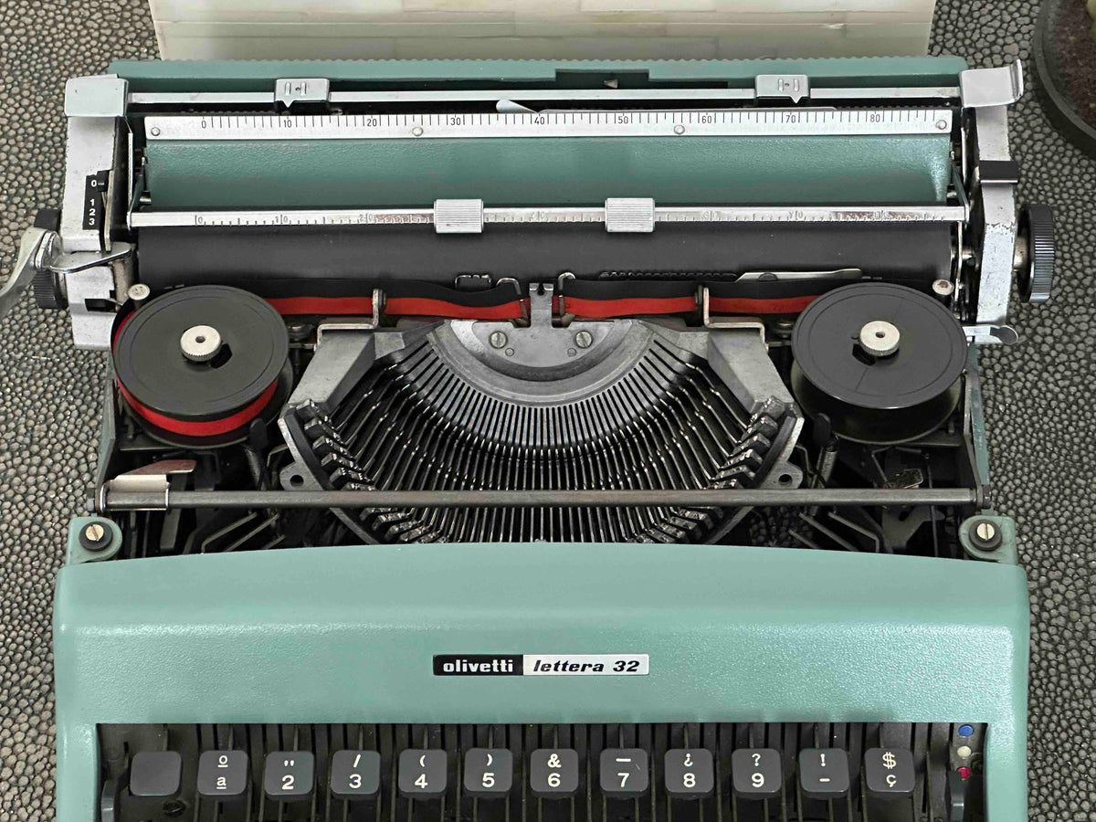 RARE Olivetti Lettera 32 Typewriter with Sans Serif Cubic Font and Qwerty Layout, 1973, Fully Functional