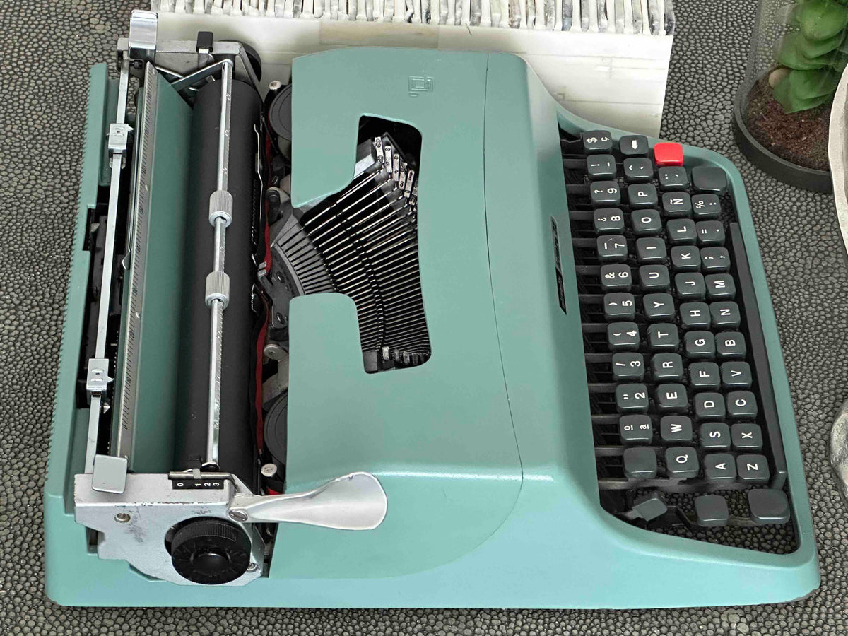 RARE Olivetti Lettera 32 Typewriter with Sans Serif Cubic Font and Qwerty Layout, 1973, Fully Functional
