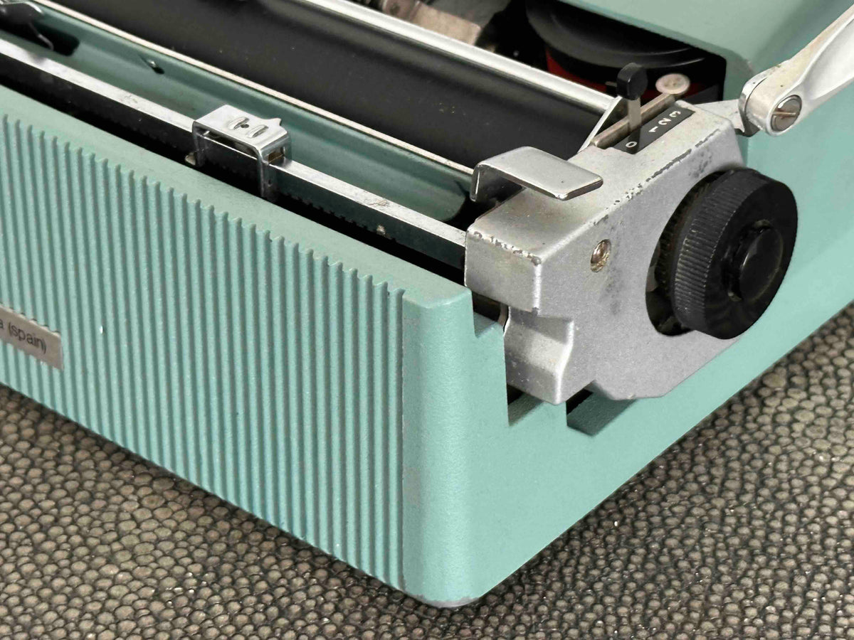 RARE Olivetti Lettera 32 Typewriter with Sans Serif Cubic Font and Qwerty Layout, 1973, Fully Functional