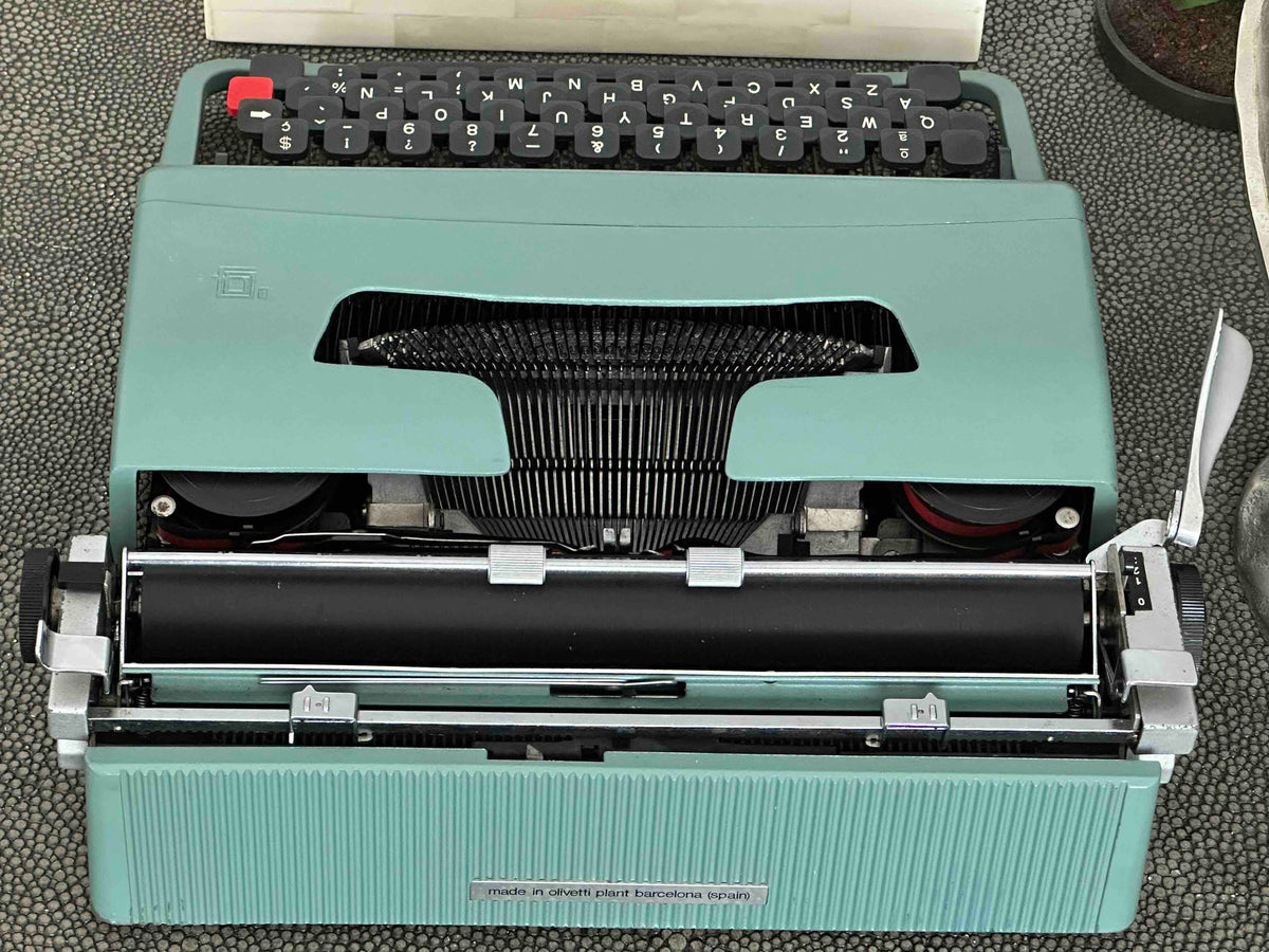 RARE Olivetti Lettera 32 Typewriter with Sans Serif Cubic Font and Qwerty Layout, 1973, Fully Functional