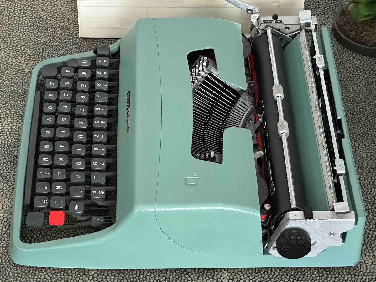 RARE Olivetti Lettera 32 Typewriter with Sans Serif Cubic Font and Qwerty Layout, 1973, Fully Functional