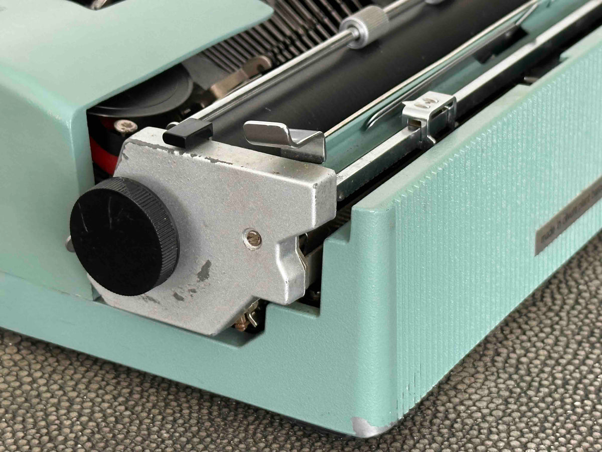 RARE Olivetti Lettera 32 Typewriter with Sans Serif Cubic Font and Qwerty Layout, 1973, Fully Functional