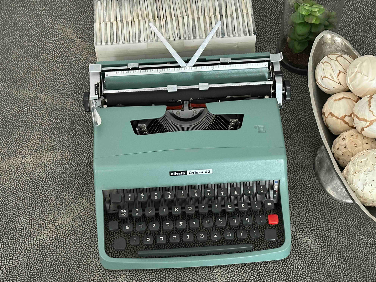 RARE Hebrew Yiddish Olivetti Lettera 32 Typewriter, 1973, Excellent Condition, Fully Working