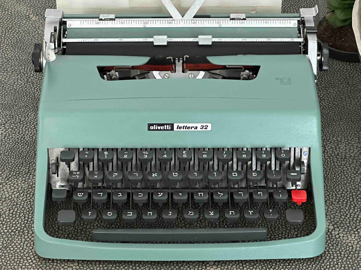 RARE Hebrew Yiddish Olivetti Lettera 32 Typewriter, 1973, Excellent Condition, Fully Working