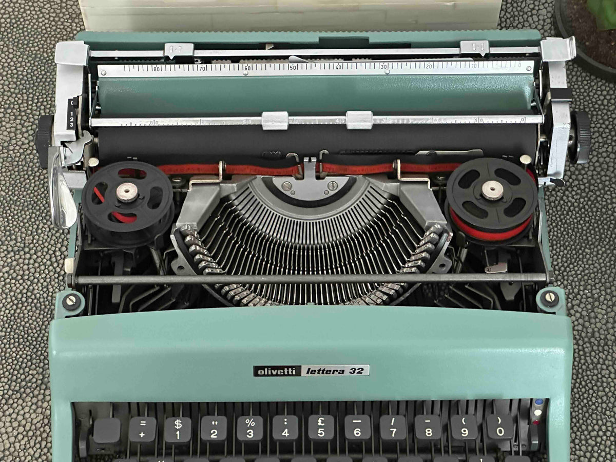 RARE Hebrew Yiddish Olivetti Lettera 32 Typewriter, 1973, Excellent Condition, Fully Working