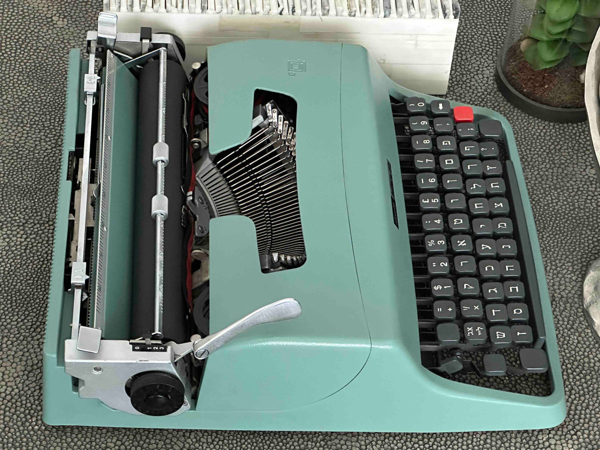 RARE Hebrew Yiddish Olivetti Lettera 32 Typewriter, 1973, Excellent Condition, Fully Working